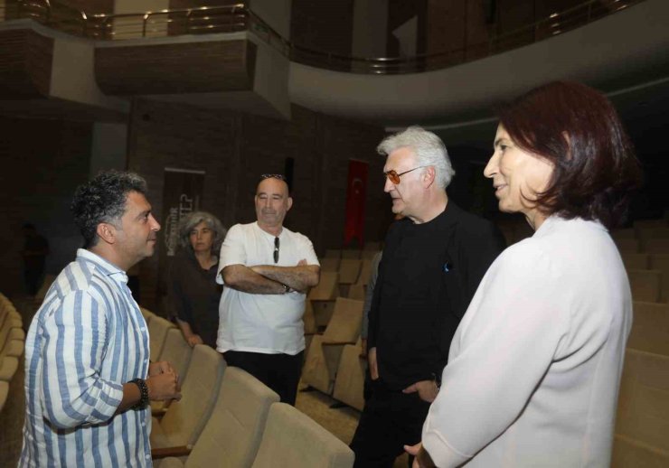 Devlet tiyatroları genel müdürü Karadağlı Gaziantep şehir tiyatrosu provasında