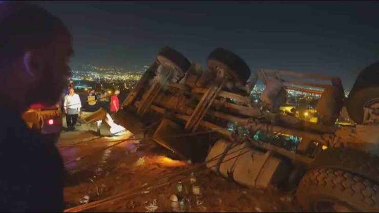 Freni patlayan kamyon devrildi, sürücü kayıplara karıştı