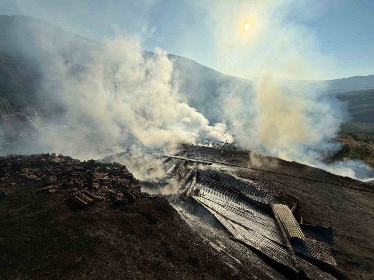 Kastamonu’da çıkan yangında iki ev ve iki samanlık kullanılamaz hale geldi