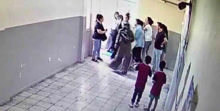 Kavga eden öğrencileri ayıran kadın öğretmeni veliler darbetti