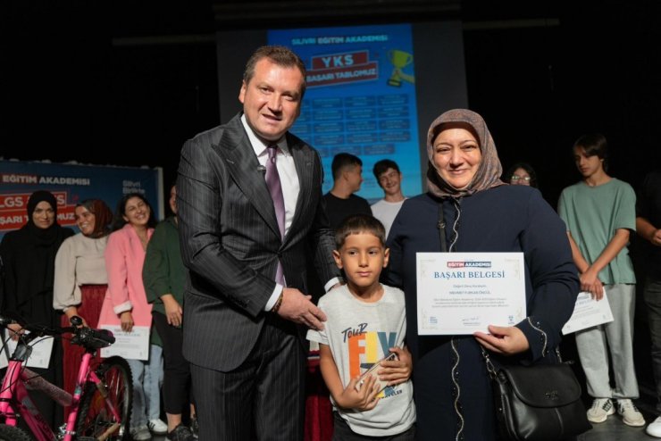 Başkan Balcıoğlu, Eğitim Akademisi’nde başarılı olan öğrencilere ödüllerini verdi