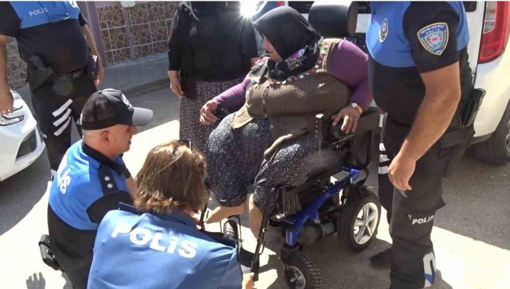 Kırılan tekerlekli sandalyesinin yenisini polis alıp hediye etti