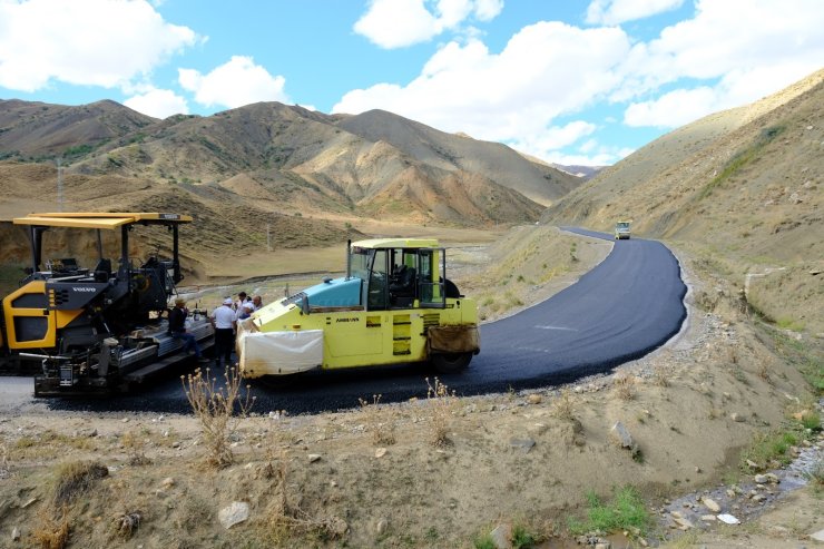 Eleşkirt’te Çatkösedağ grup köy yoluna sıcak asfalt döküldü