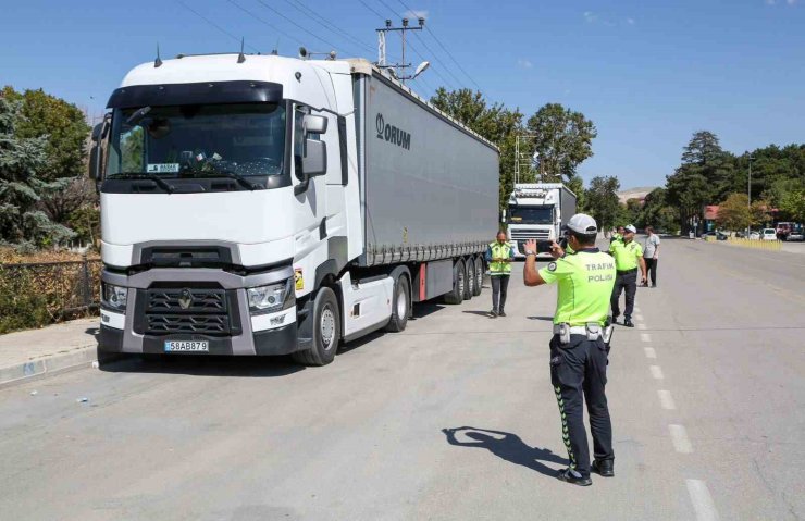 Van’da usulsüz park yapan tırlara yönelik denetim yaptı
