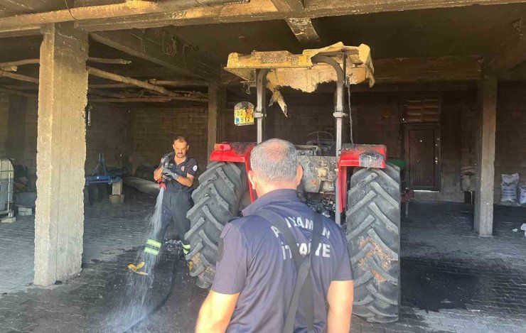 Depodaki traktör alev aldı