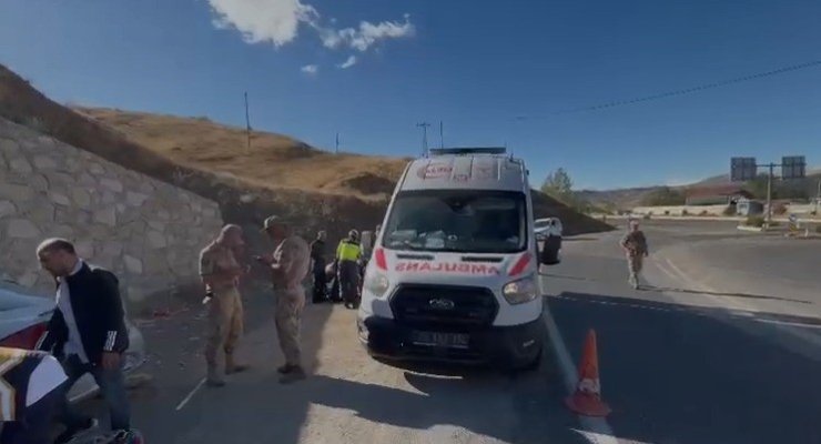 Elazığ’da otomobil durağa daldı: 1’i ağır 6 yaralı