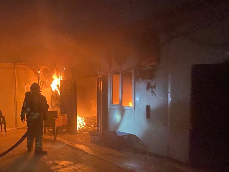 Konteyner yemekhane alevlere teslim oldu