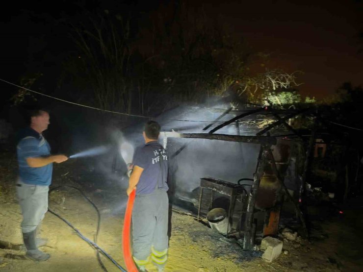 Samandağ’da depo olarak kullanılan çadır yandı
