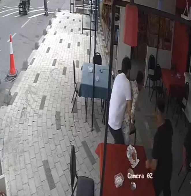 Esnafın Heimlich manevrası zihinsel engelli vatandaşın hayatını kurtardı