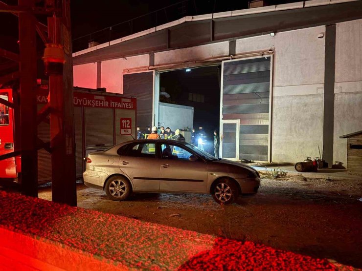 Plastik fabrikasında çıkan yangında 1 işçi zehirlendi