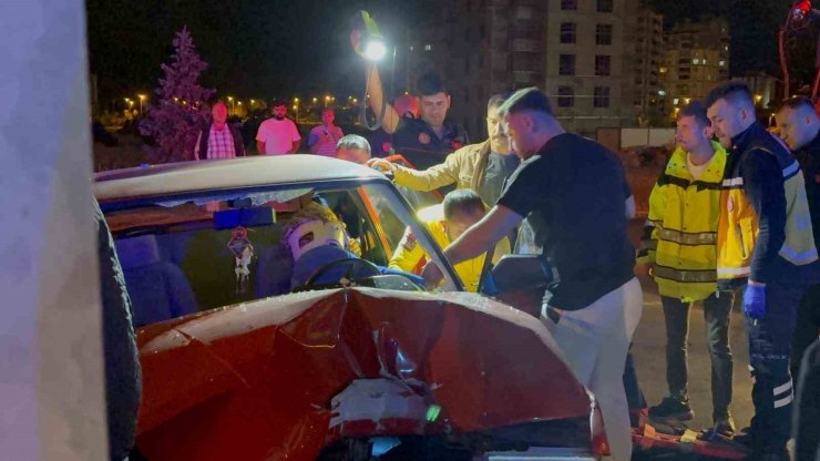 Aydınlatma direğine çarpan sürücü otomobilde sıkıştı: 3 yaralı