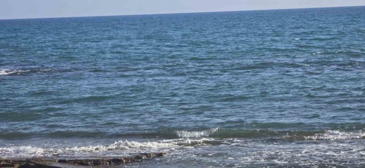 Ailesiyle birlikte geldiği sahilde denize giren adam boğuldu