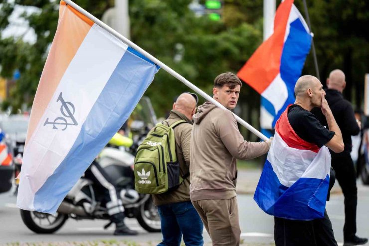 Hollanda’da göçmenlik karşıtı gösterilerde protestocular polisle çatıştı