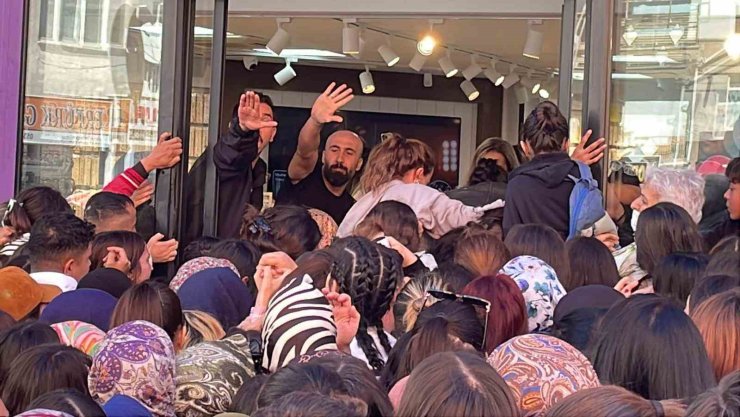 Takı ve kozmetik ürün mağazası açılışında izdiham