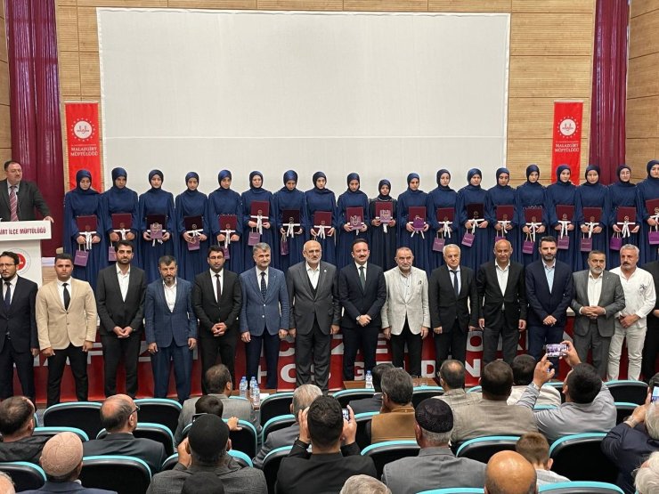 Malazgirt’te hafızlık töreninde duygu dolu anlar yaşandı