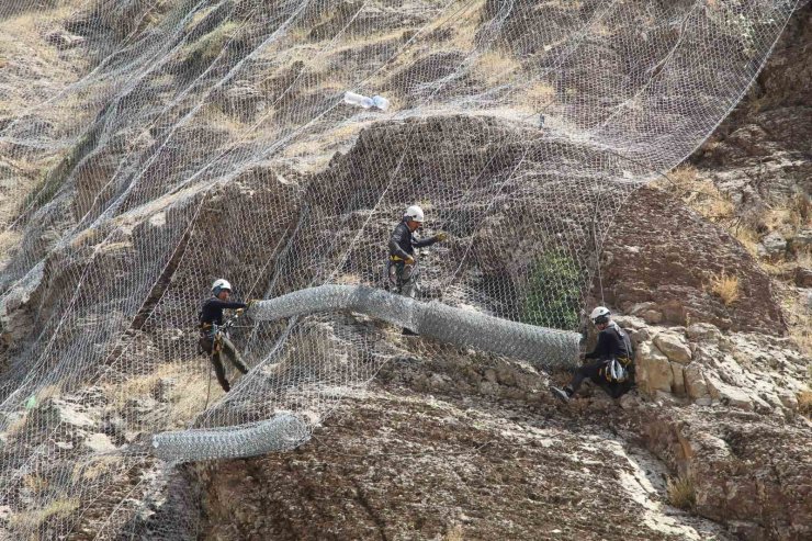 Şırnak’ta kaya düşmelerine karşı 15 bin metrekarelik çelik ağ ve sensörlü bariyer sistemli önlem