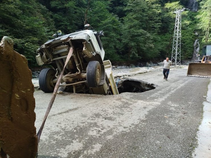 Artvin’de yol onarım sırasında kamyon göçüğe düştü: 1 yaralı
