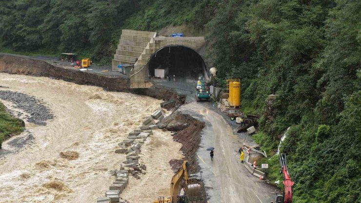 Heyelanla yıkılan Ayder yolu X bloklarla onarılıyor