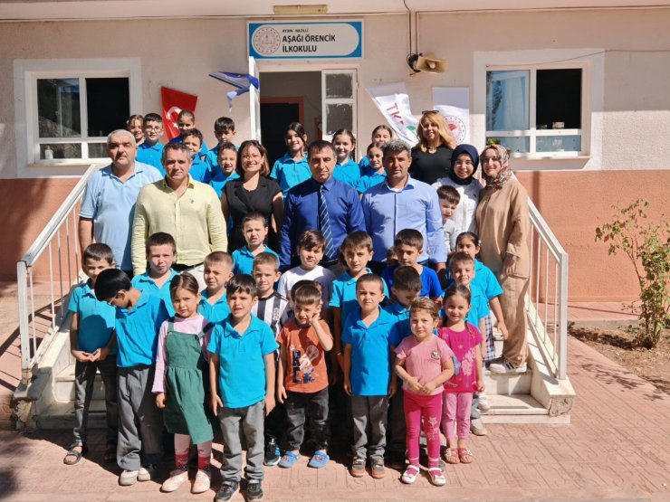 Nazilli’de öğrenciler zeytin fidanlarını toprakla buluşturdu