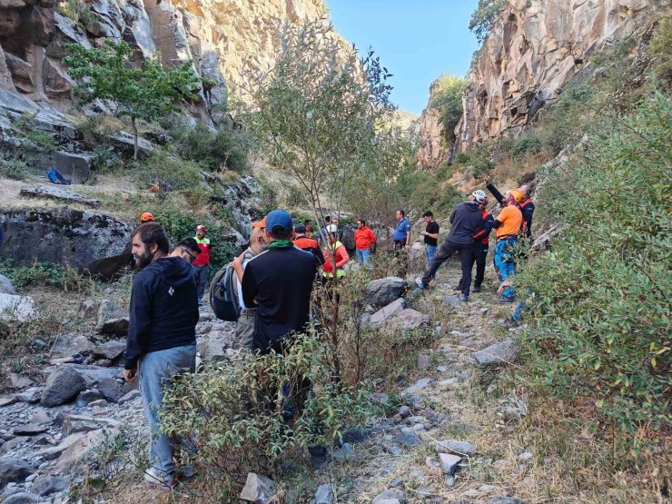 Kayalıklardan düşen dağcı hayatını kaybetti