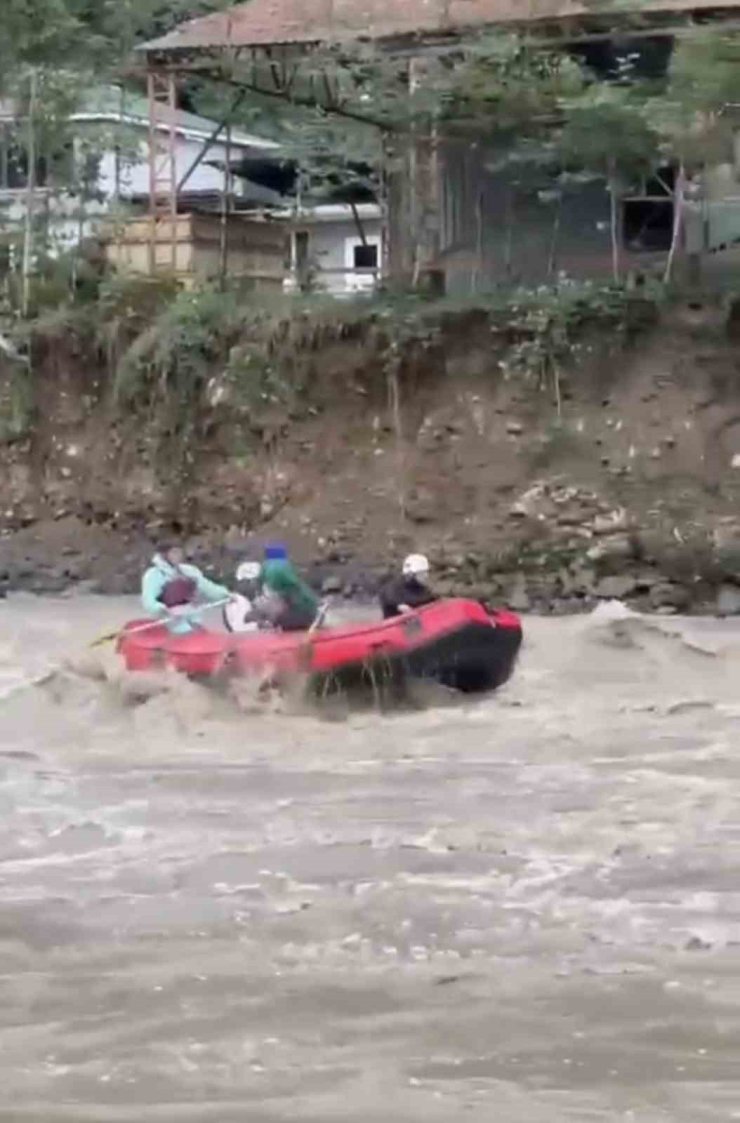 Sel onların neyine Fırtına’da rafting şahane