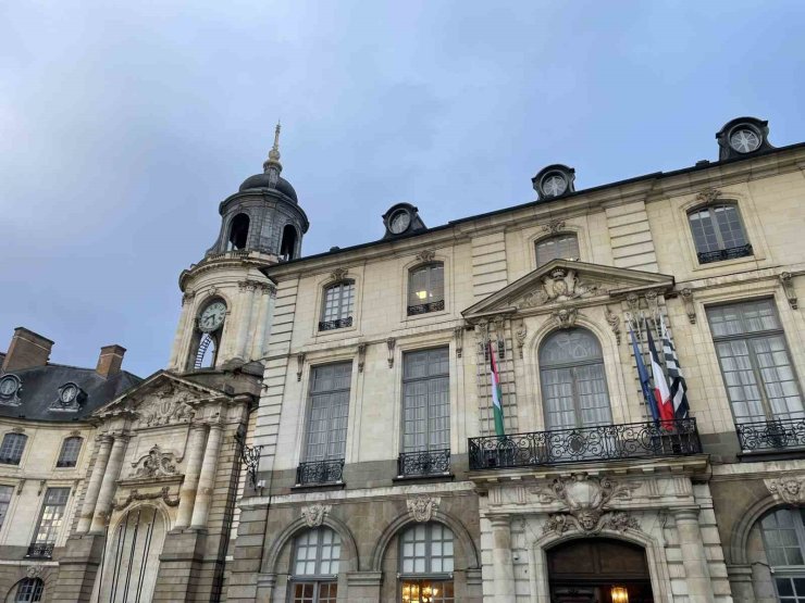 Fransa’da 52 belediye binasına Filistin bayrağı asıldı