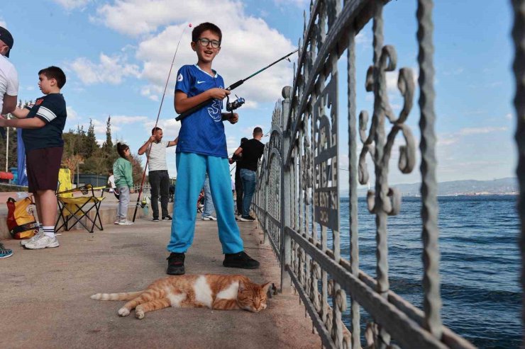 Babalar ve çocuklar oltalarını Eskihisar’da denize attı