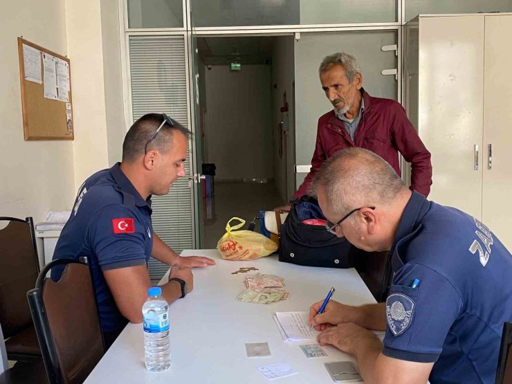 Yarım saate 270 lira toplayan dilenci, zabıtayı bile şaşırttı