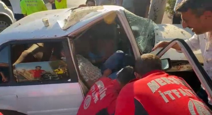 Otomobilde sıkışan yaralıyı itfaiye erleri kapıyı keserek kurtardı