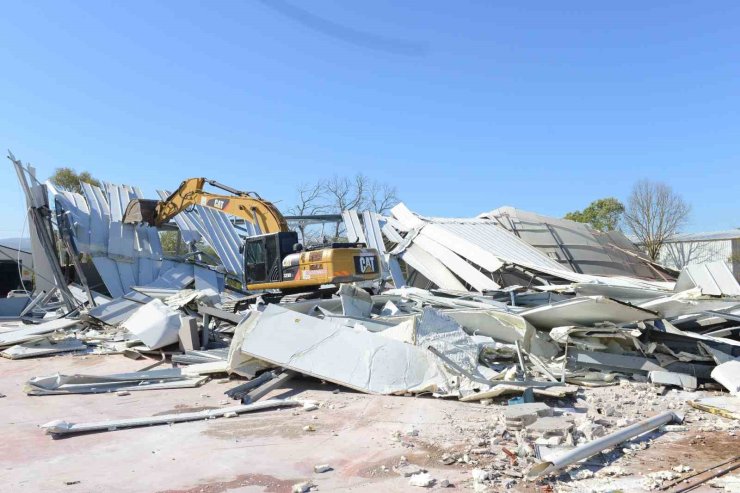 Ürünlü’de 2 kaçak yapı yıkıldı