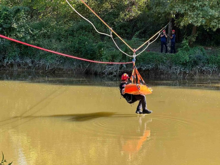 İtfaiyeden Sakarya Nehri üzerinde nefes kesen tatbikat