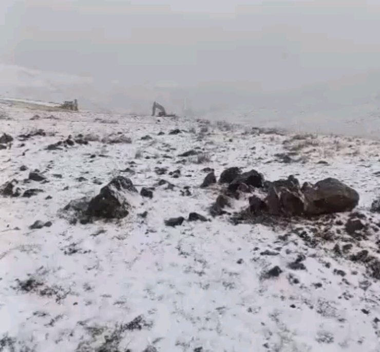 Başkale’de mevsimin ilk karı yağdı