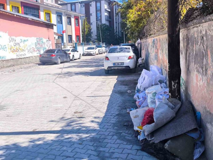 İpekyolu’nda velilerden belediyeye çöp tepkisi