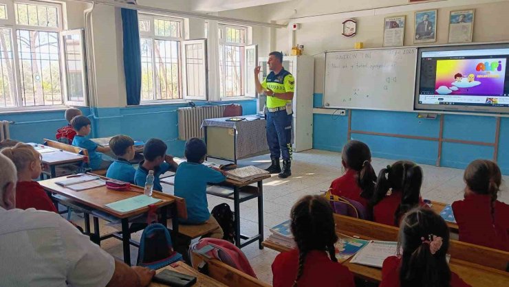 Karacasu’da ilkokul öğrencilerine trafik eğitimi