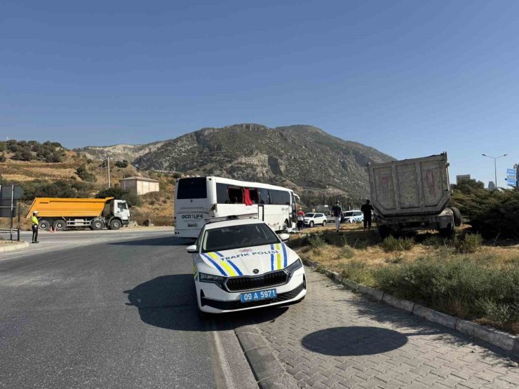 Söke’de freni tutmayan tır otobüse çarptı: "O anlar araç kamerasına yansıdı"