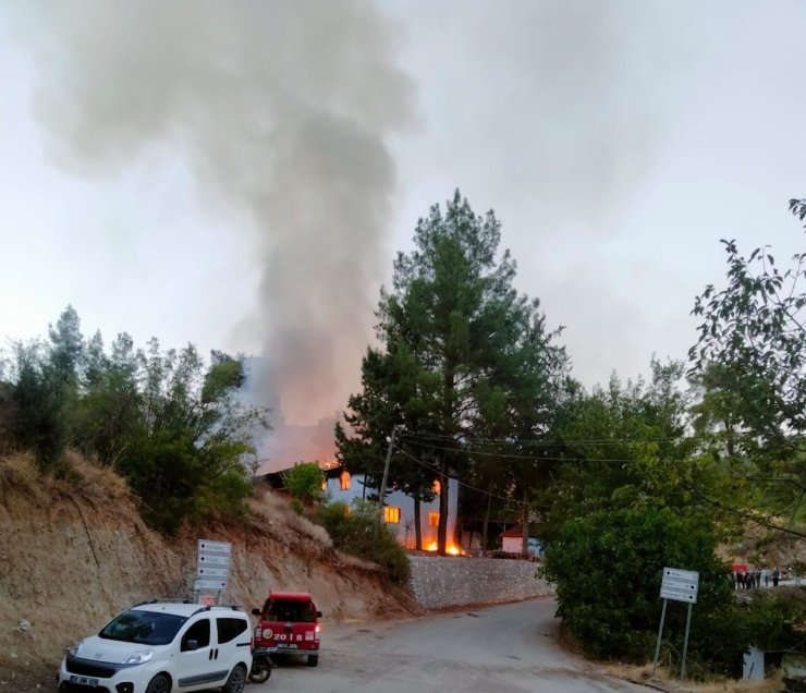 Camiyi kül eden yangının görüntüsü ortaya çıktı