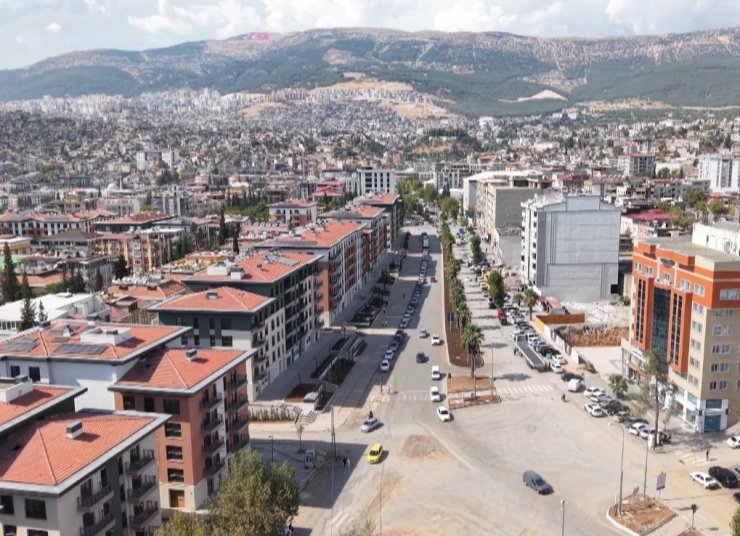 Deprem öncesi ve sonrası bir şehrin değişimi: Yıkılan yapıların yerine yeni projeler yükseliyor