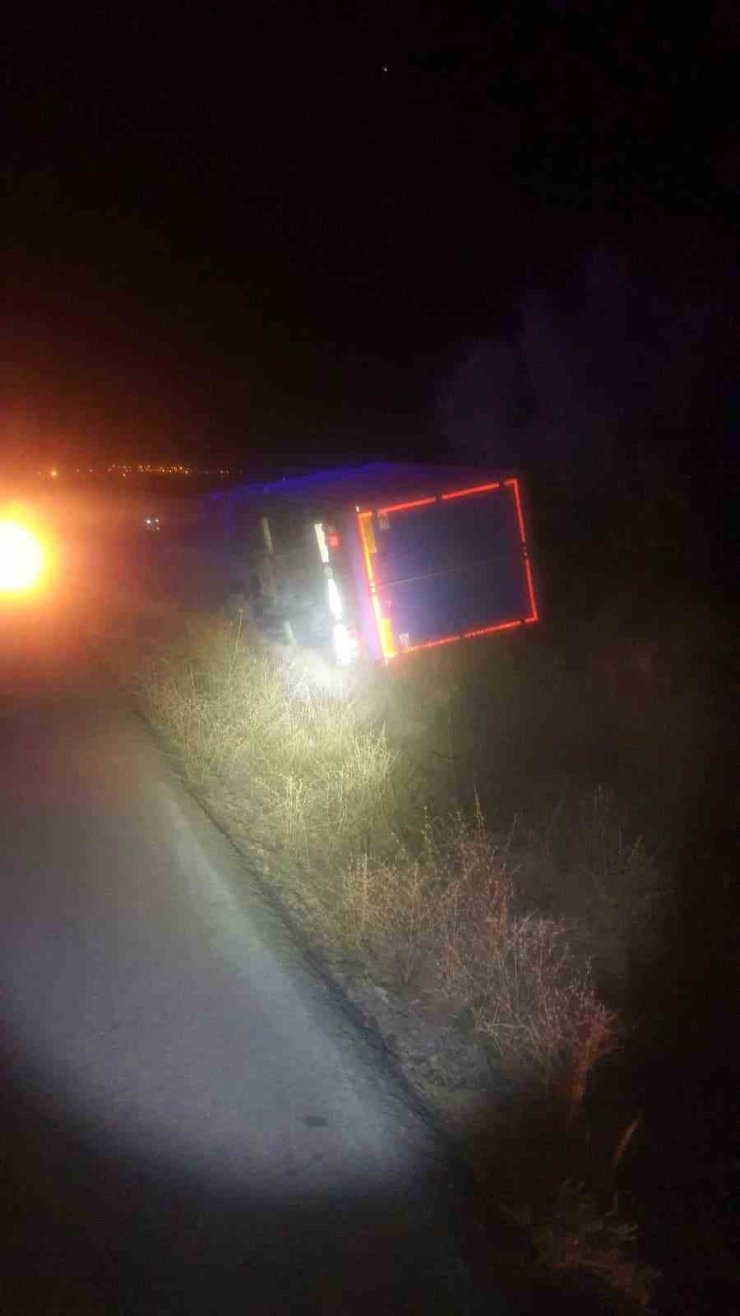 Nevşehir’de devrilen kargo kamyonunda sürücü hayatını kaybetti