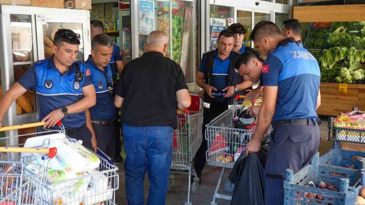 Tarsus’ta zabıta denetiminde sağlıksız ürünler imha edildi