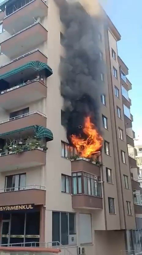 Bursa’da 7 katlı apartmanda korku dolu anlar