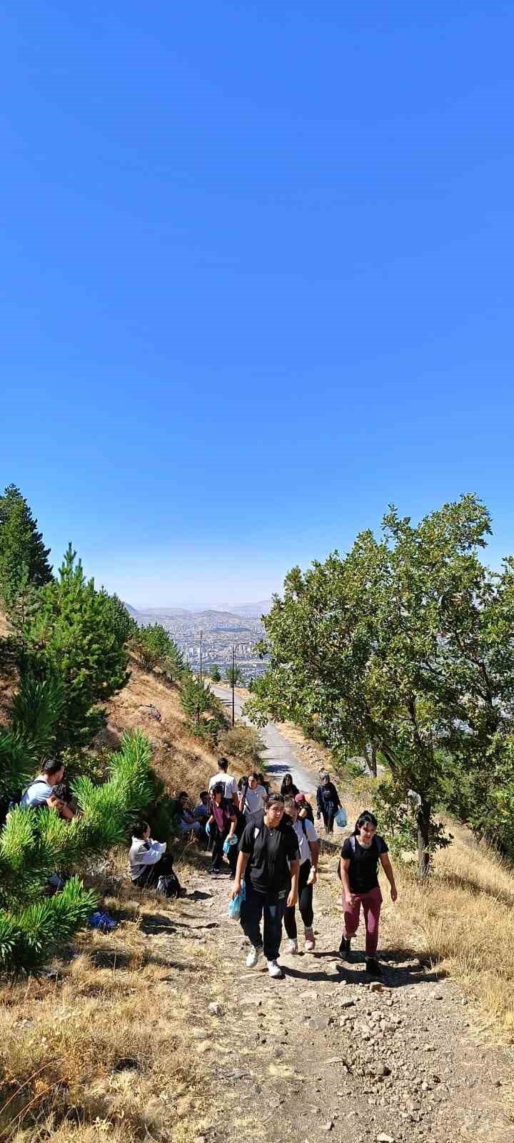 ERÜ öğrencileri hem zirve tırmanışı hem çevre temizliği yaptı