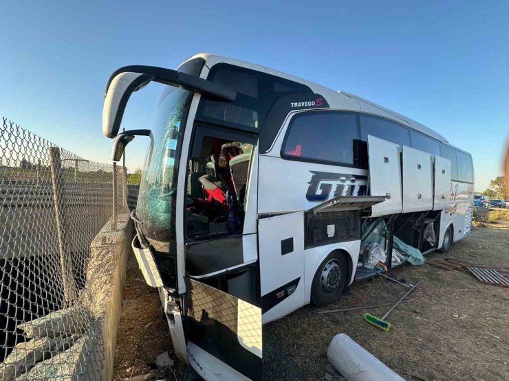 Mersin’de yolcu otobüsü refüje girdi: 13 yaralı