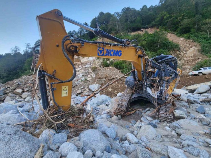 Rize’deki sel ve heyelanlar sonrası 4 gündür yolu kapalı olan Deremezra Köyü’ne ulaşım sağlandı