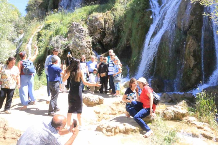 Üniversite öğrencilerinin gelmesiyle Girlevik Şelalesinde yoğunluk oluştu