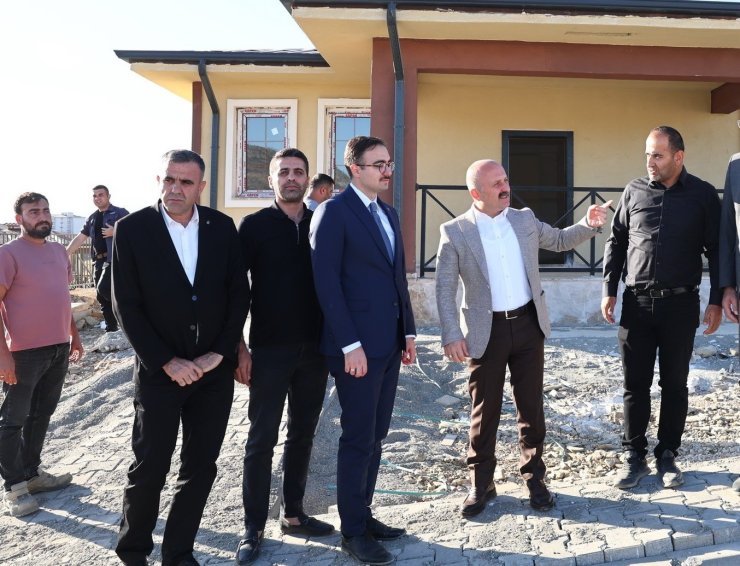 Vali Varol, Sincik’te yapımı tamamlanan köy evlerini inceledi