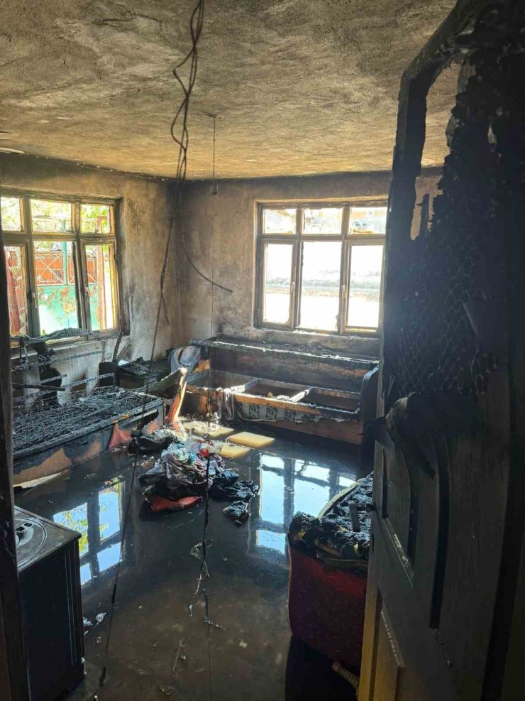 Sındırgı’da elektrik kontağından çıkan yangında ev küle döndü