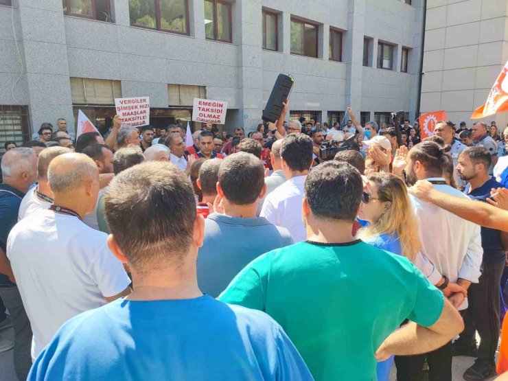 Çukurova Üniversitesi Balcalı Hastanesi’nde çalışanlar eylem başlattı