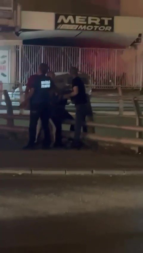 Köprülü kavşaktan kendisini atmak isteyen kadını polis engelledi