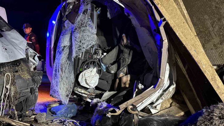 Diyarbakır’da iki kamyonet çarpıştı: 2 ölü, 1 yaralı