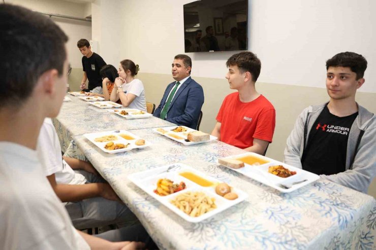 Vali Aslan akşam yemeğinde öğrencilerle buluştu